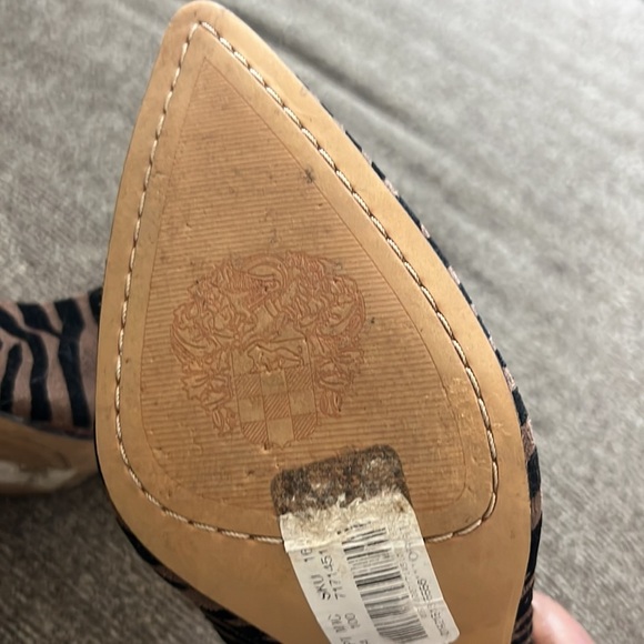 VINCE CAMUTO SAVILLA
MOCHA TEXTURED ZEBRA
HEELS SIZE 7.5 - Picture 14 of 14